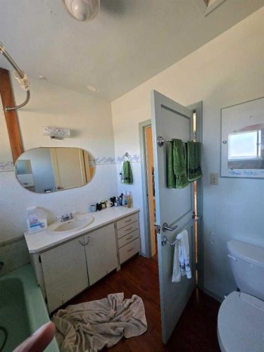 30416 Highway 2 A, Carstairs, AB - Indoor Photo Showing Bathroom