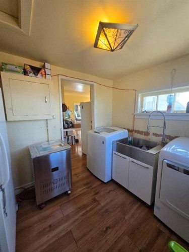 30416 Highway 2 A, Carstairs, AB - Indoor Photo Showing Laundry Room