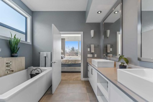 831 22 Avenue Nw, Calgary, AB - Indoor Photo Showing Bathroom