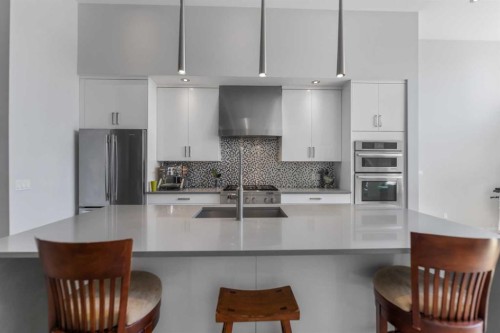 831 22 Avenue Nw, Calgary, AB - Indoor Photo Showing Kitchen With Upgraded Kitchen