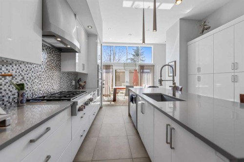 831 22 Avenue Nw, Calgary, AB - Indoor Photo Showing Kitchen With Upgraded Kitchen