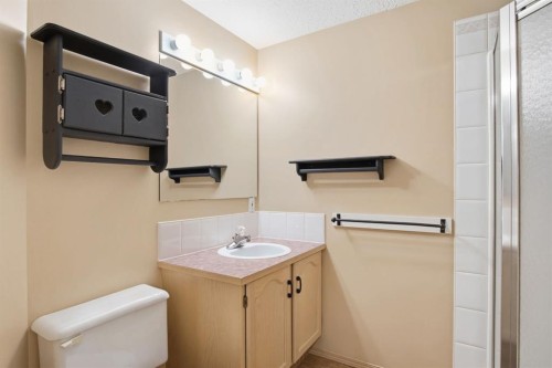 5624 58 Avenue, Olds, AB - Indoor Photo Showing Bathroom