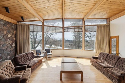 2925 Toronto Crescent Nw, Calgary, AB - Indoor Photo Showing Living Room