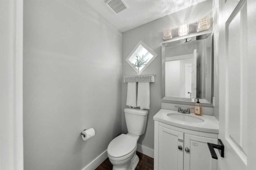 200 Douglas Ridge Circle Se, Calgary, AB - Indoor Photo Showing Bathroom