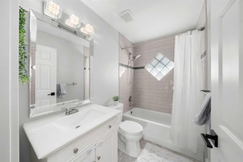 200 Douglas Ridge Circle Se, Calgary, AB - Indoor Photo Showing Bathroom