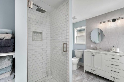 200 Douglas Ridge Circle Se, Calgary, AB - Indoor Photo Showing Bathroom
