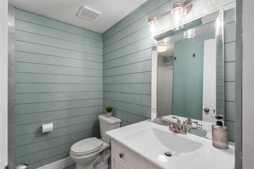 200 Douglas Ridge Circle Se, Calgary, AB - Indoor Photo Showing Bathroom