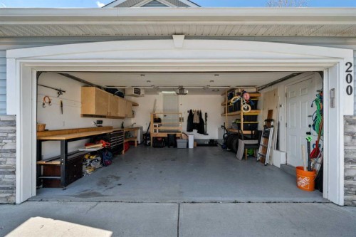 200 Douglas Ridge Circle Se, Calgary, AB - Indoor Photo Showing Garage
