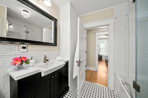 3607 7 Street Sw, Calgary, AB - Indoor Photo Showing Bathroom