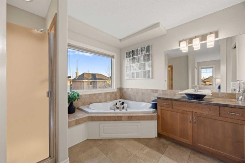 35 Tuscany Estates Crescent Nw, Calgary, AB - Indoor Photo Showing Bathroom
