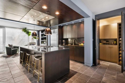 2115 29 Avenue Sw, Calgary, AB - Indoor Photo Showing Kitchen