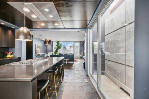 2115 29 Avenue Sw, Calgary, AB - Indoor