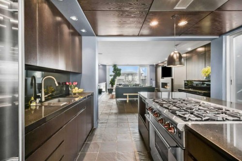 2115 29 Avenue Sw, Calgary, AB - Indoor Photo Showing Kitchen With Upgraded Kitchen