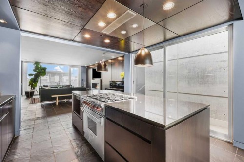 2115 29 Avenue Sw, Calgary, AB - Indoor Photo Showing Kitchen