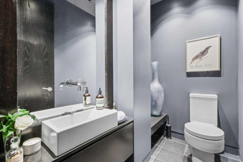 2115 29 Avenue Sw, Calgary, AB - Indoor Photo Showing Bathroom