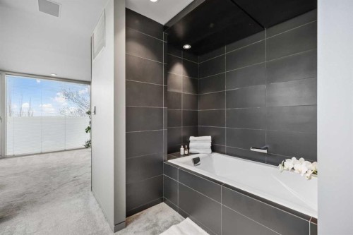 2115 29 Avenue Sw, Calgary, AB - Indoor Photo Showing Bathroom