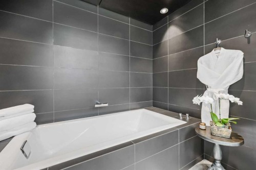 2115 29 Avenue Sw, Calgary, AB - Indoor Photo Showing Bathroom