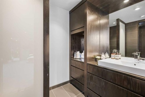 2115 29 Avenue Sw, Calgary, AB - Indoor Photo Showing Bathroom