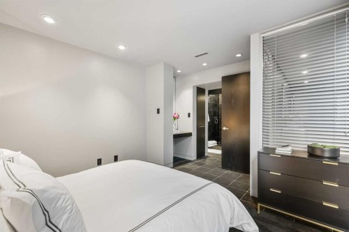 2115 29 Avenue Sw, Calgary, AB - Indoor Photo Showing Bedroom