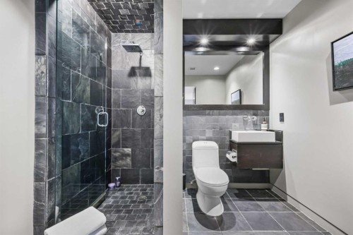2115 29 Avenue Sw, Calgary, AB - Indoor Photo Showing Bathroom