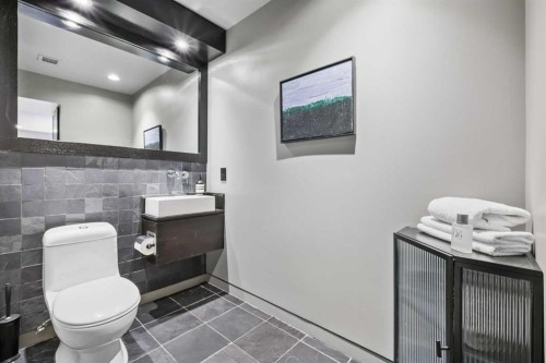 2115 29 Avenue Sw, Calgary, AB - Indoor Photo Showing Bathroom