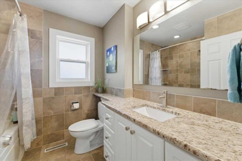 40 Grafton Crescent Sw, Calgary, AB - Indoor Photo Showing Bathroom