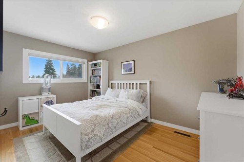 40 Grafton Crescent Sw, Calgary, AB - Indoor Photo Showing Bedroom