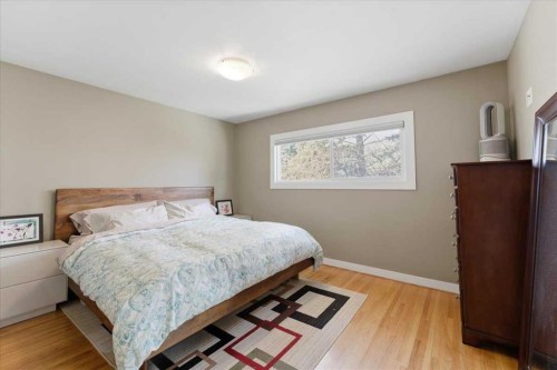 40 Grafton Crescent Sw, Calgary, AB - Indoor Photo Showing Bedroom