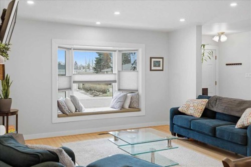 40 Grafton Crescent Sw, Calgary, AB - Indoor Photo Showing Living Room