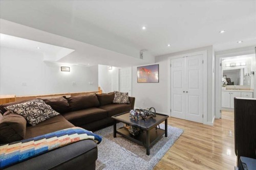 40 Grafton Crescent Sw, Calgary, AB - Indoor Photo Showing Living Room