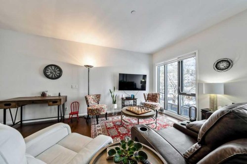 207-414 Meredith Road Ne, Calgary, AB - Indoor Photo Showing Living Room