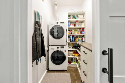 207-414 Meredith Road Ne, Calgary, AB - Indoor Photo Showing Laundry Room