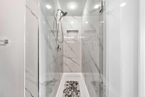 207-414 Meredith Road Ne, Calgary, AB - Indoor Photo Showing Bathroom
