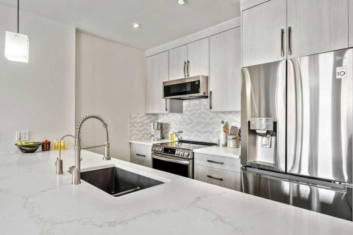 207-414 Meredith Road Ne, Calgary, AB - Indoor Photo Showing Kitchen With Upgraded Kitchen