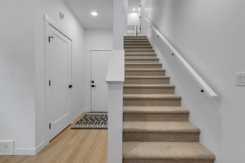 213 Greenbriar Common, Calgary, AB - Indoor Photo Showing Other Room