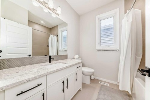 641 Windrow Manor Sw, Airdrie, AB - Indoor Photo Showing Bathroom