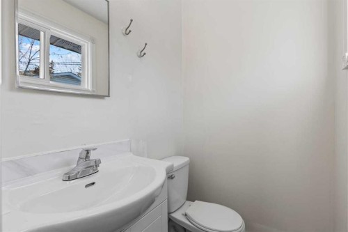 531 64 Avenue Nw, Calgary, AB - Indoor Photo Showing Bathroom