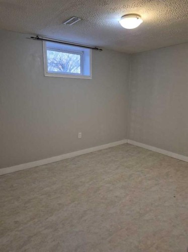 531 64 Avenue Nw, Calgary, AB - Indoor Photo Showing Other Room
