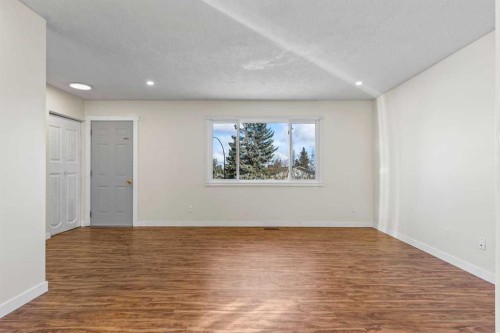 531 64 Avenue Nw, Calgary, AB - Indoor Photo Showing Other Room