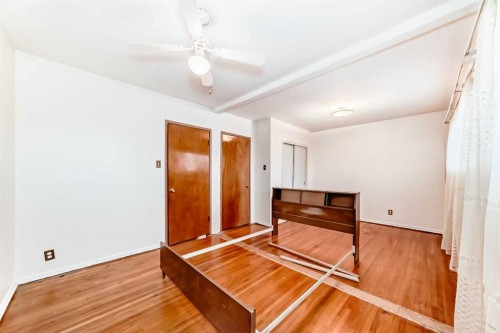 1527 49 Street Se, Calgary, AB - Indoor Photo Showing Other Room