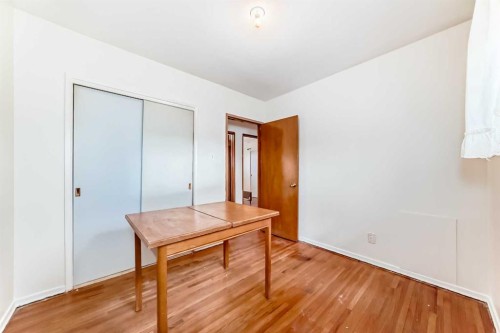 1527 49 Street Se, Calgary, AB - Indoor Photo Showing Other Room