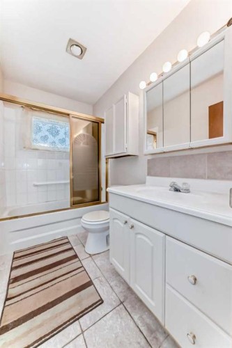 1527 49 Street Se, Calgary, AB - Indoor Photo Showing Bathroom