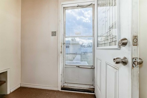 1527 49 Street Se, Calgary, AB - Indoor Photo Showing Other Room