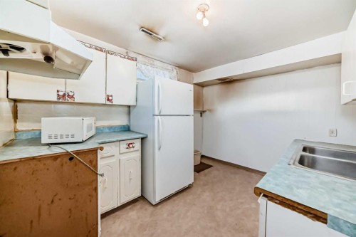 1527 49 Street Se, Calgary, AB - Indoor Photo Showing Kitchen With Double Sink