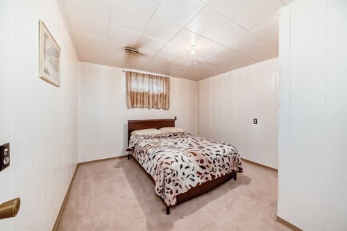 1527 49 Street Se, Calgary, AB - Indoor Photo Showing Bedroom