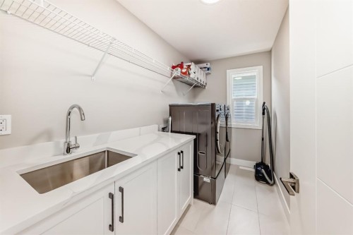 80 Vantage Drive, Cochrane, AB - Indoor Photo Showing Laundry Room