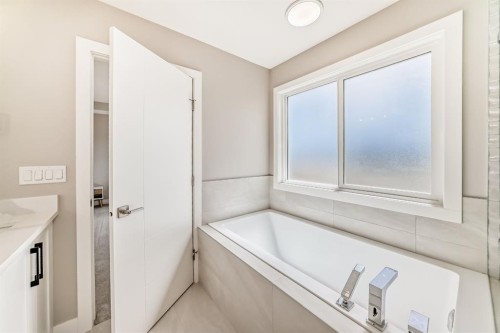80 Vantage Drive, Cochrane, AB - Indoor Photo Showing Bathroom