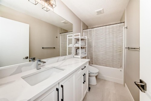 80 Vantage Drive, Cochrane, AB - Indoor Photo Showing Bathroom
