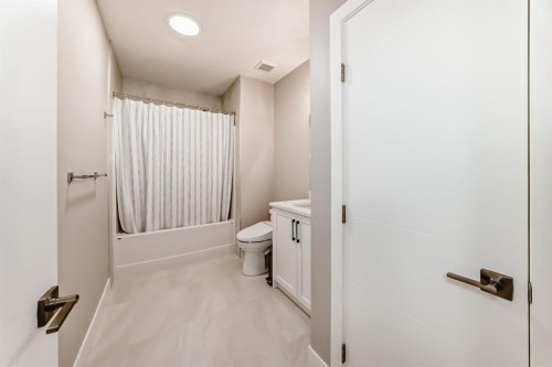 80 Vantage Drive, Cochrane, AB - Indoor Photo Showing Bathroom