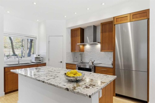 10 Erlton Terrace Sw, Calgary, AB - Indoor Photo Showing Kitchen With Upgraded Kitchen